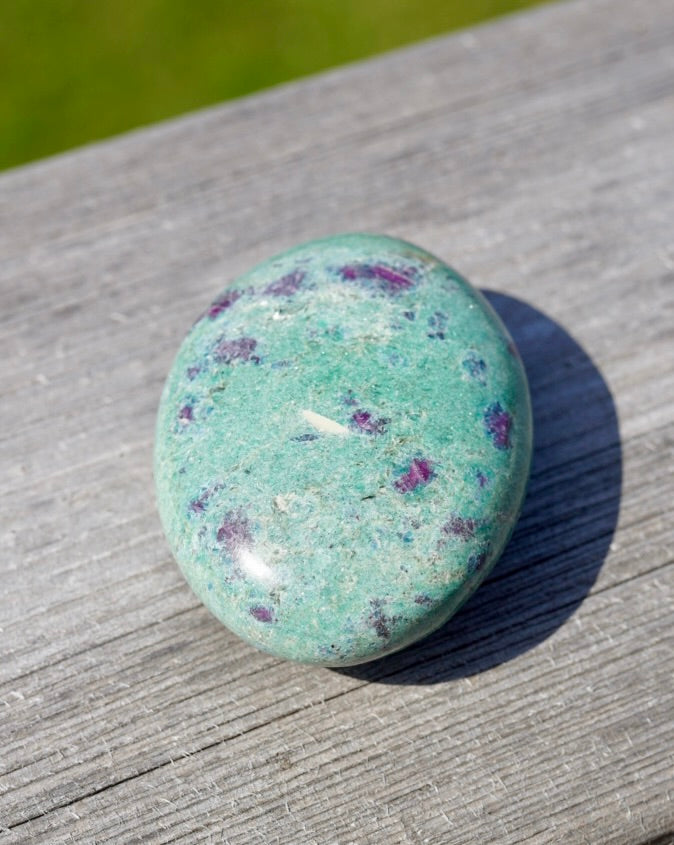 Ruby i Fuchsite palm stone