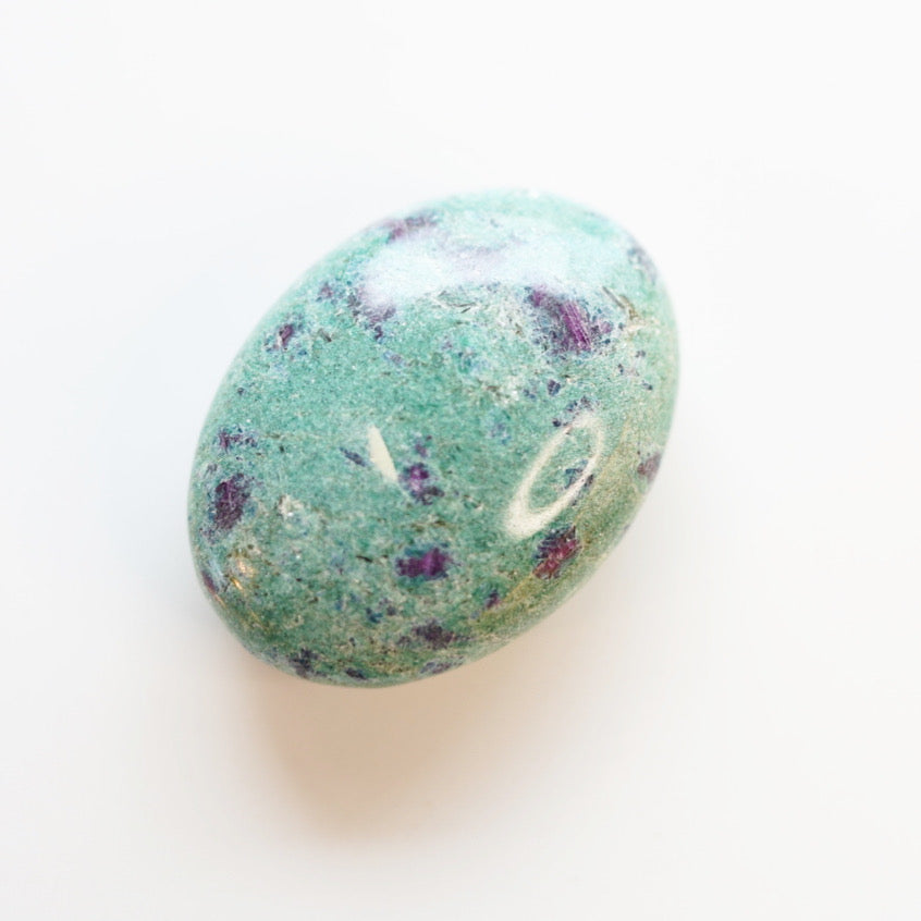 Ruby i Fuchsite palm stone