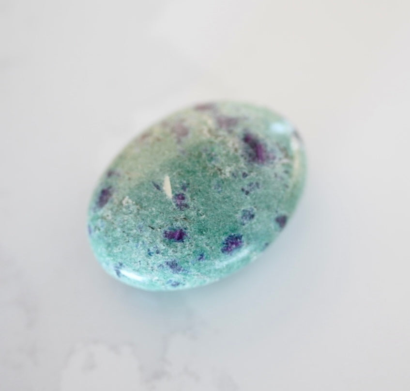 Ruby i Fuchsite palm stone